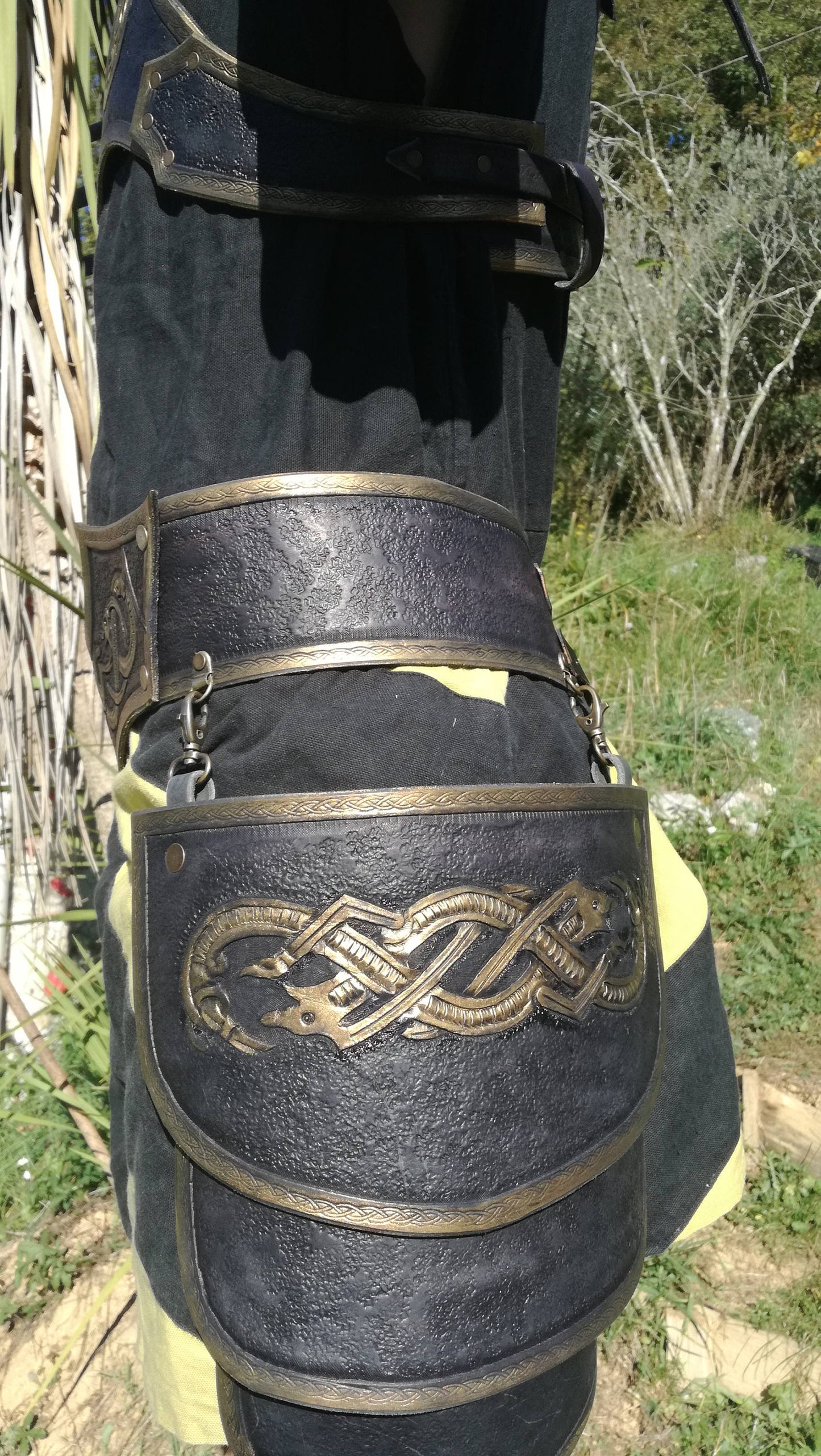 A black-gold leather design with an engraved wolf emblem, symbolizing power and loyalty. Details on the armor tassets. The customizable design allows for different engraving styles, color accents, and size adjustments. Perfect for warriors and noble knights in medieval, fantasy, or Viking-themed costumes