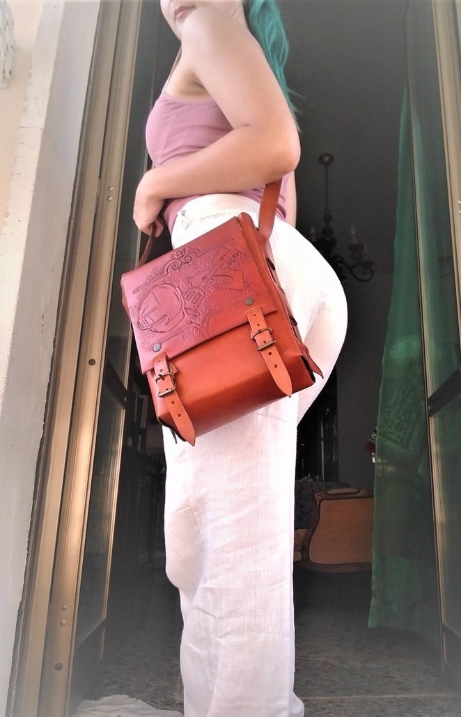 Custom-made rectangular leather bag in deep brown, inspired by The Witcher, with engraved details and a handcrafted finish.
