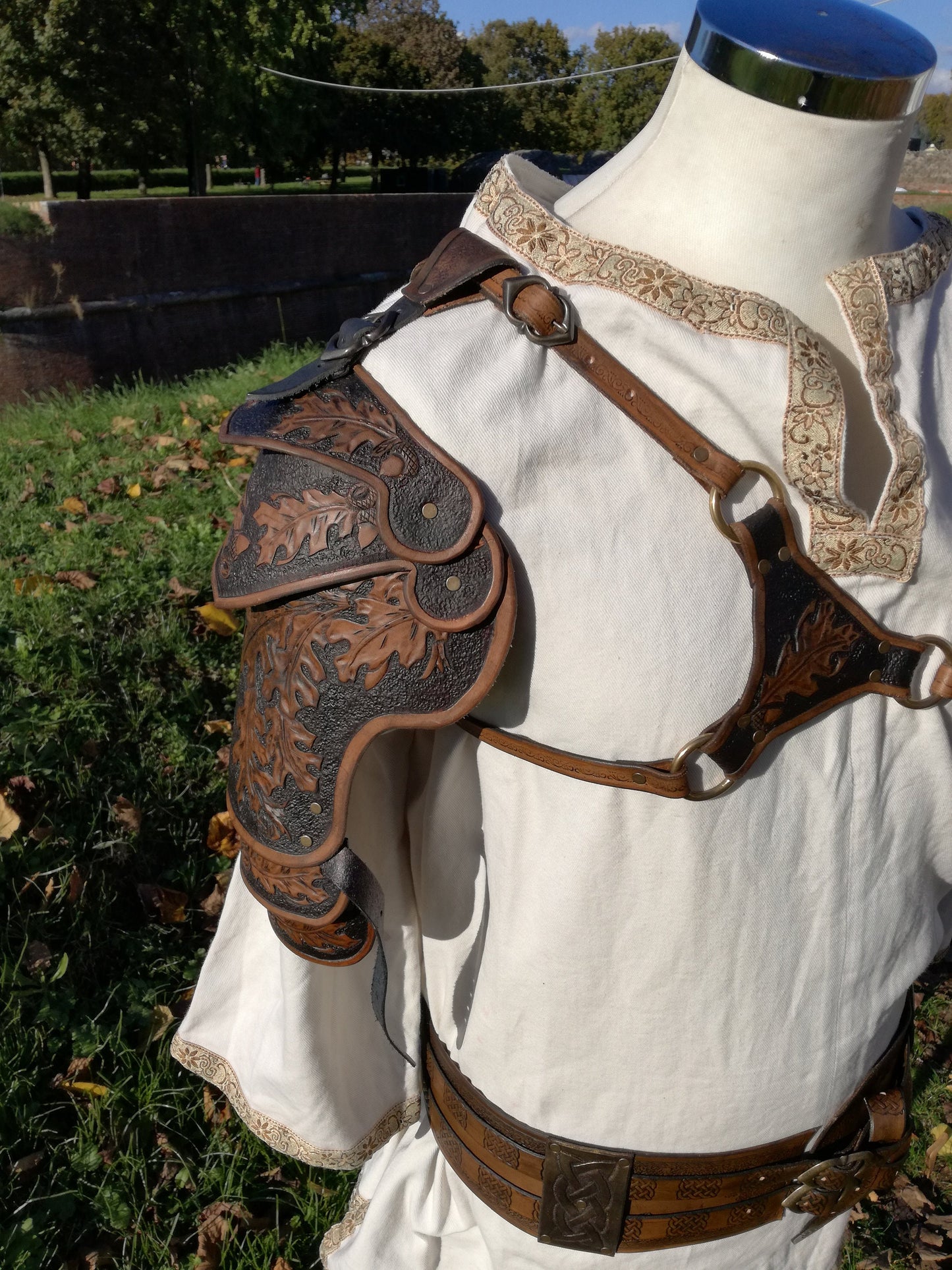 A fully customizable shoulder armor piece, crafted with intricate engravings and hand-dyed to match any character’s unique look. Ideal for role-playing and fantasy-themed events