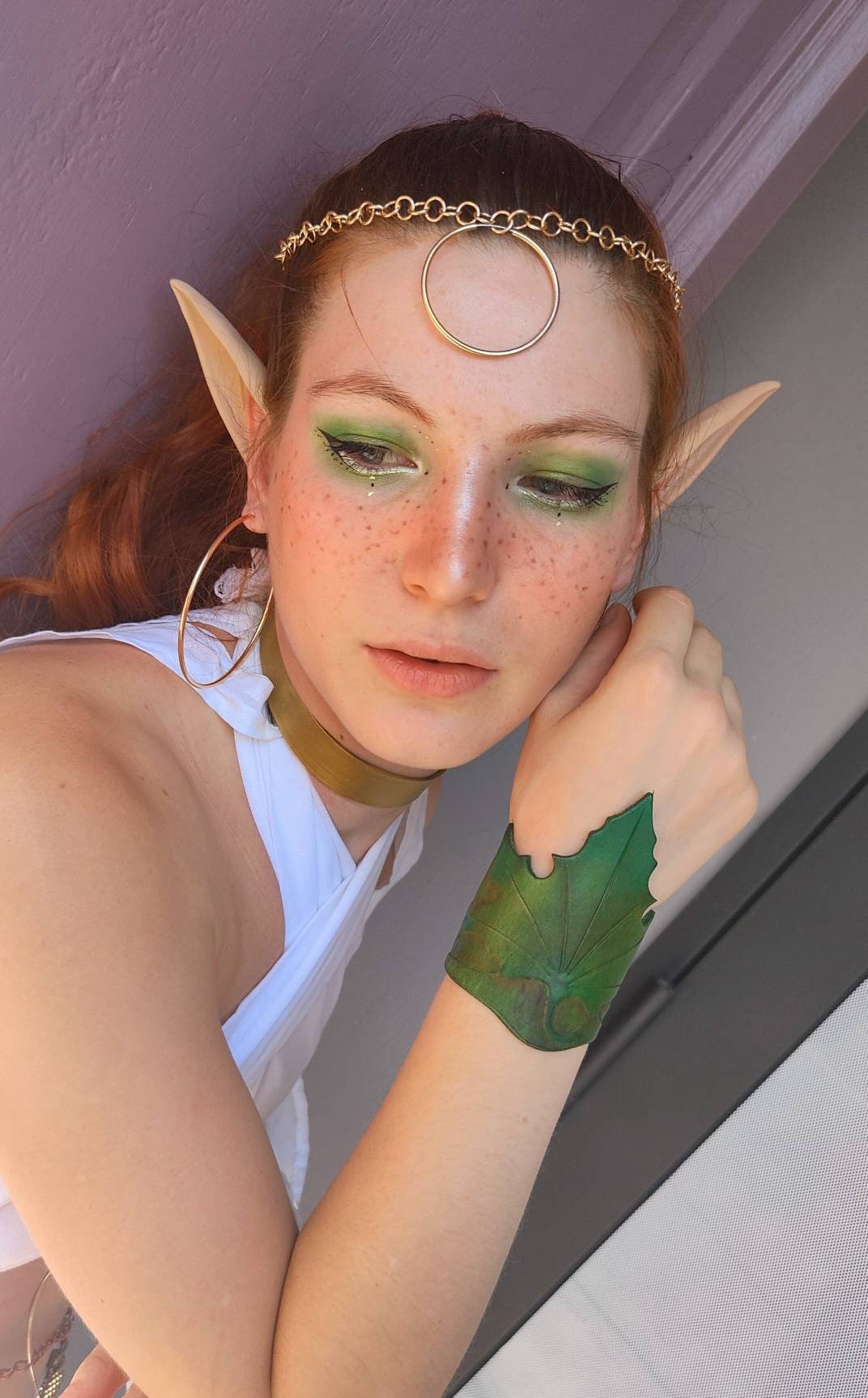 Elf-themed leather bracelet with a natural fantasy style, perfect for fairytale and boho outfits.