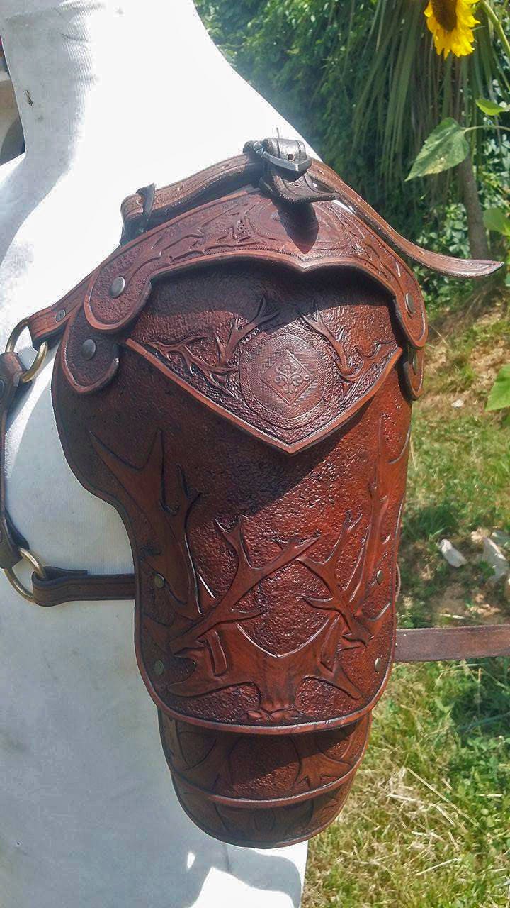 A single leather spaulder with adjustable chest straps for added stability. Designed for maximum mobility while providing an authentic medieval warrior appearanc