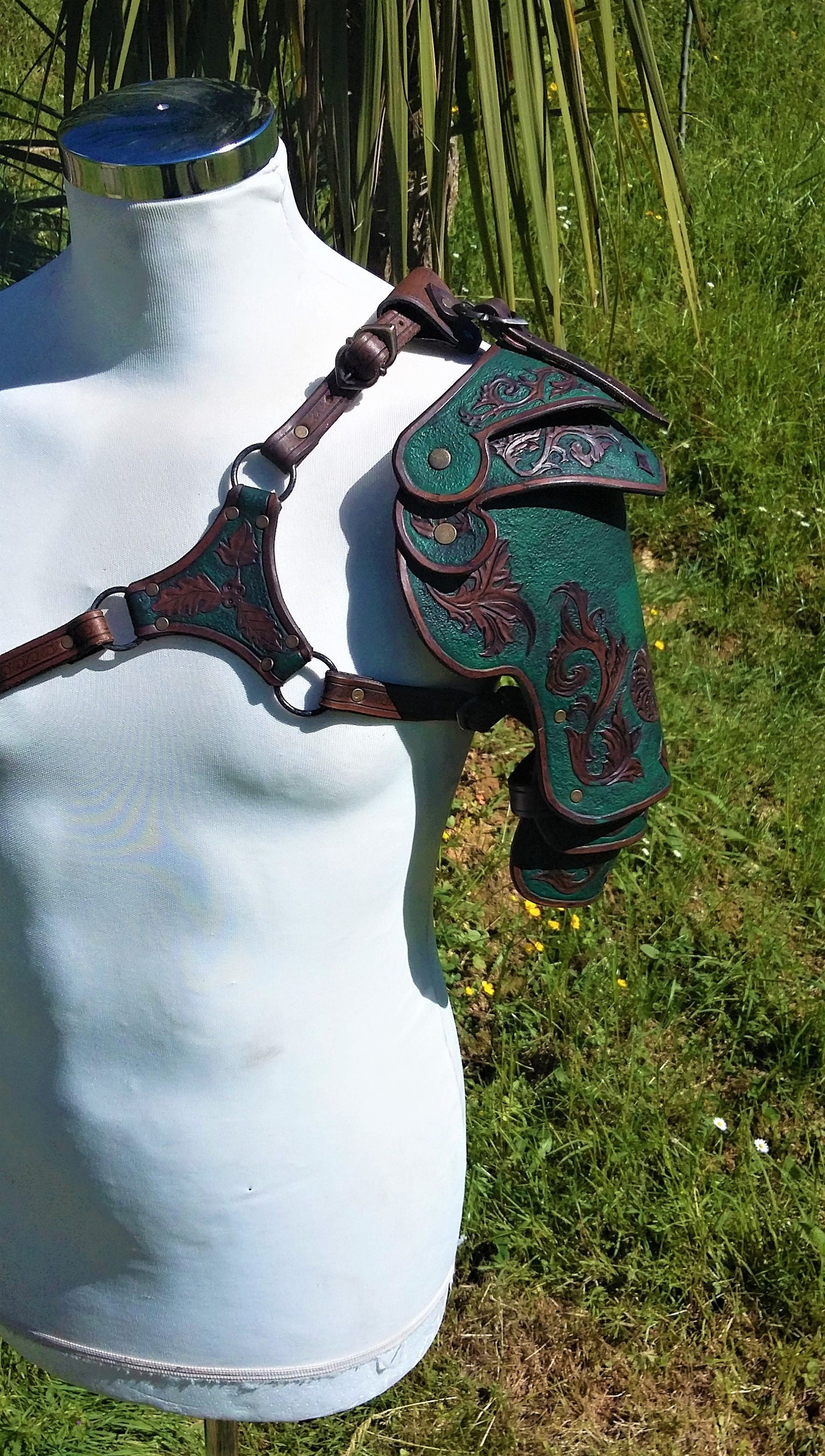 A one-shoulder leather pauldron crafted from sustainable Italian vegetable-tanned leather. Durable, flexible, and customizable, this piece is perfect for eco-conscious LARP players and fantasy enthusiasts