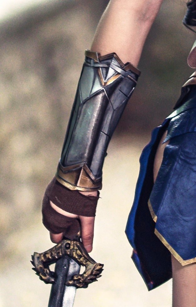 Order custom-sized Wonder Woman bracers made of foam. Perfect for cosplay, these bracers blend comfort with handmade precise details