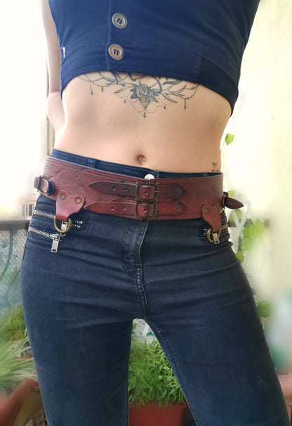 Stand out in your next LARP event with our premium leather belt. High-quality craftsmanship ensures a perfect look and long-lasting durability.