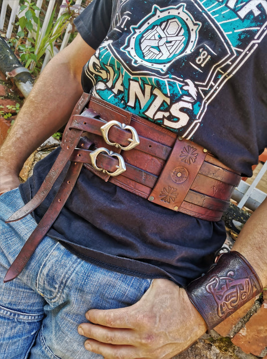 Discover a handcrafted double buckle leather belt with optional Celtic designs, perfect for LARP, Renfaires, or bodybuilding. Available in brown, black, and beige