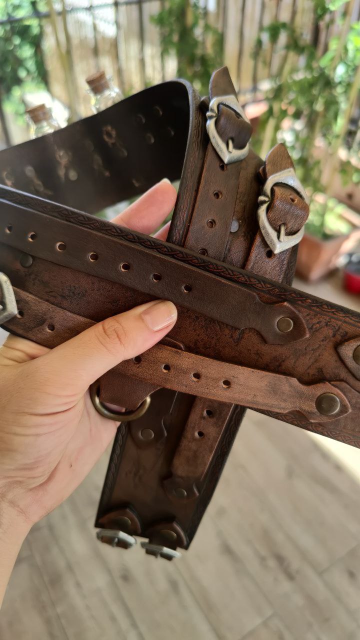 A premium handmade vegetable tanned leather belt crafted for historical and fantasy LARP costumes. Picture with close-up details