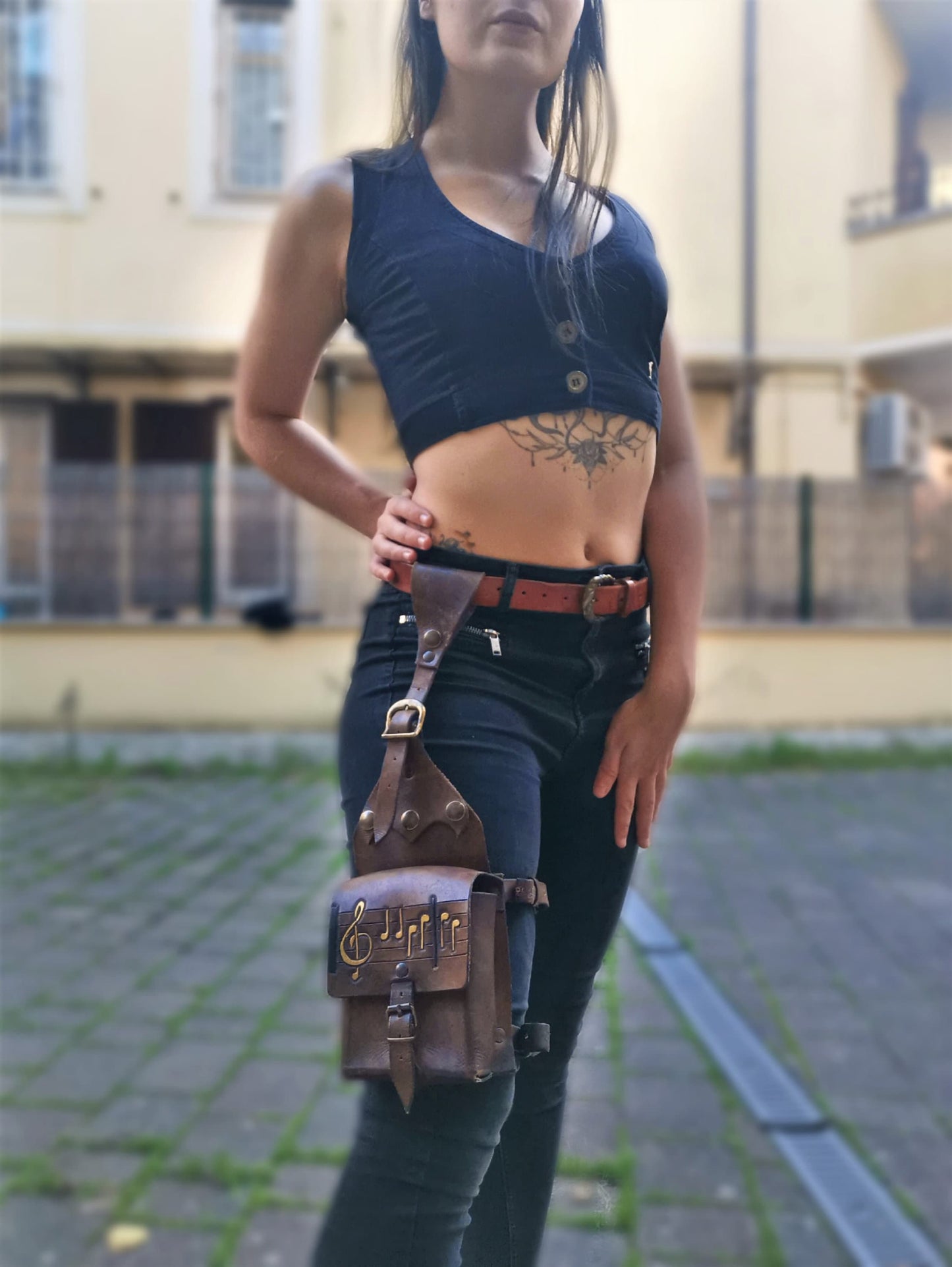 Adjustable leather leg bag with straps, perfect for LARP, cosplay, or daily wear.