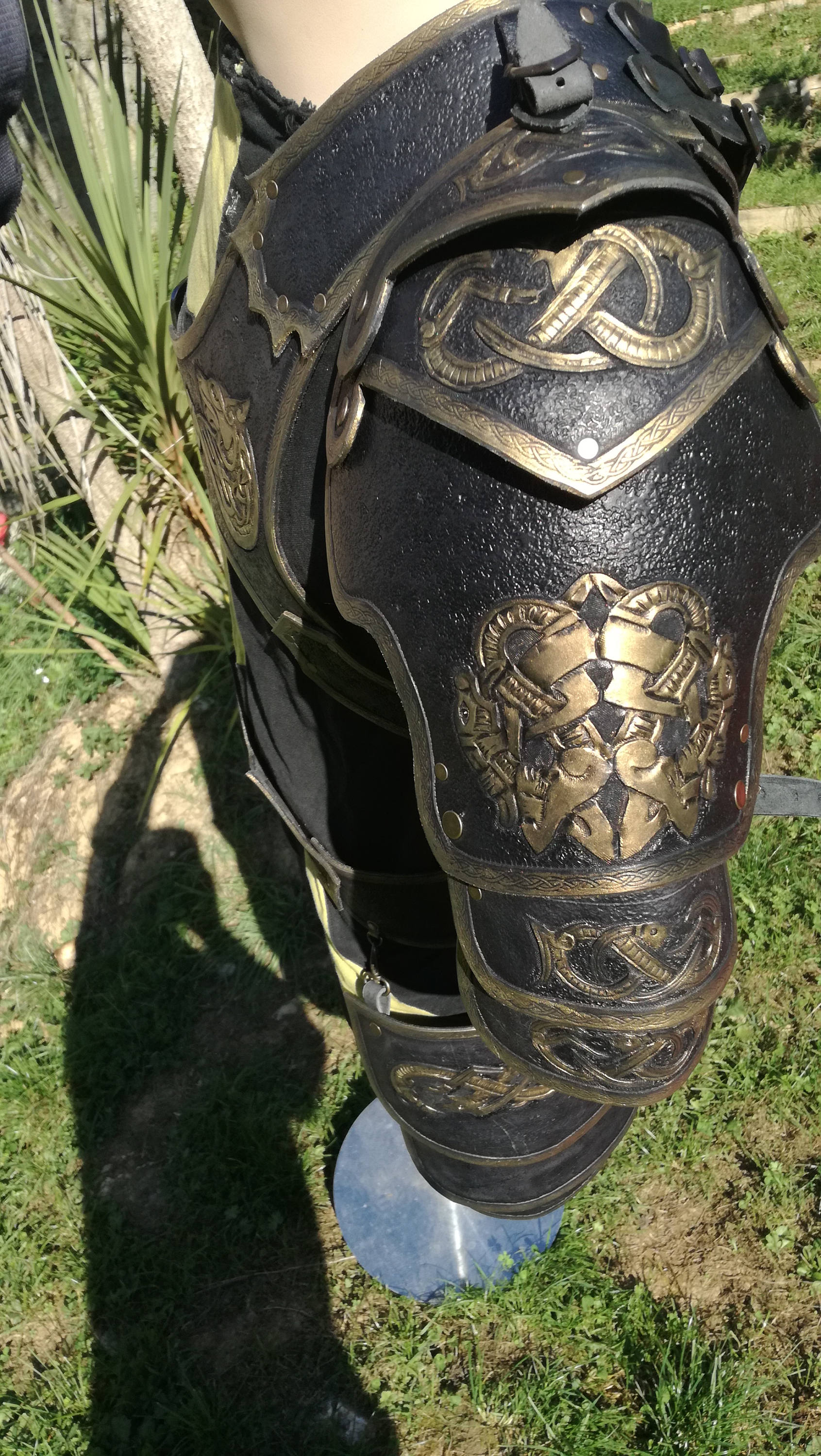 A handcrafted black leather spaulder with an engraved wolf design, tailored for fantasy warriors and LARP adventurers. The gold-accented detailing adds an elegant contrast, making it a standout piece in any battle-ready outfit