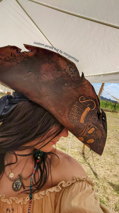 Larp character wearing morgothlab's detailed pirate hat, engraved with a tankard pouring coins.