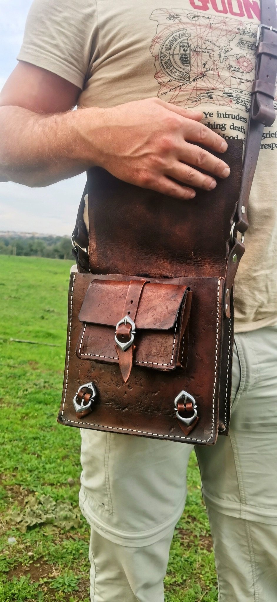 Elegant handmade leather shoulder bag featuring adjustable straps, an inner pocket, and customizable size and engravings