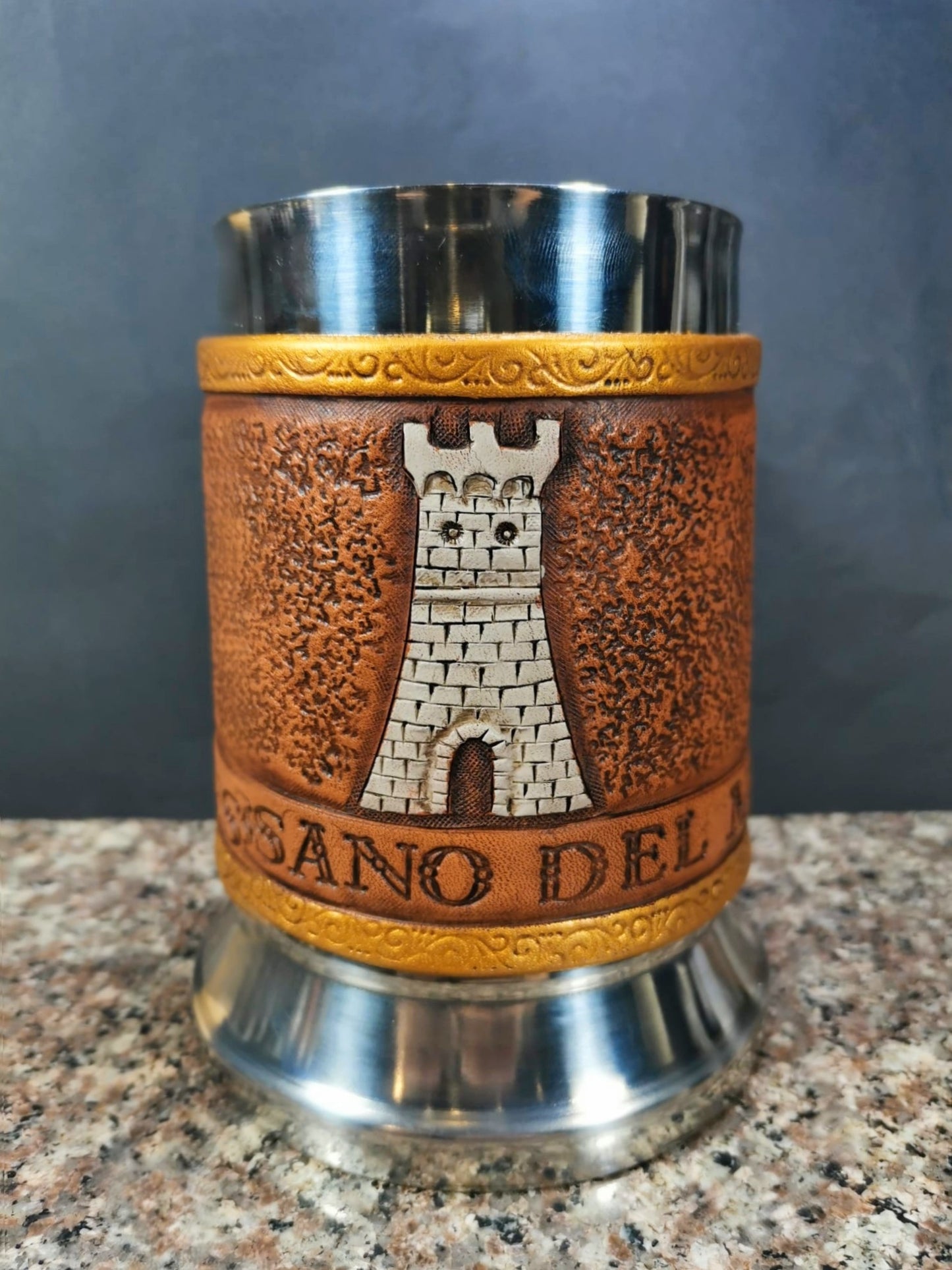 Engraved leather tankard with custom designs – made from high-quality vegetable-tanned Italian leather. Perfect for larp and medieval events