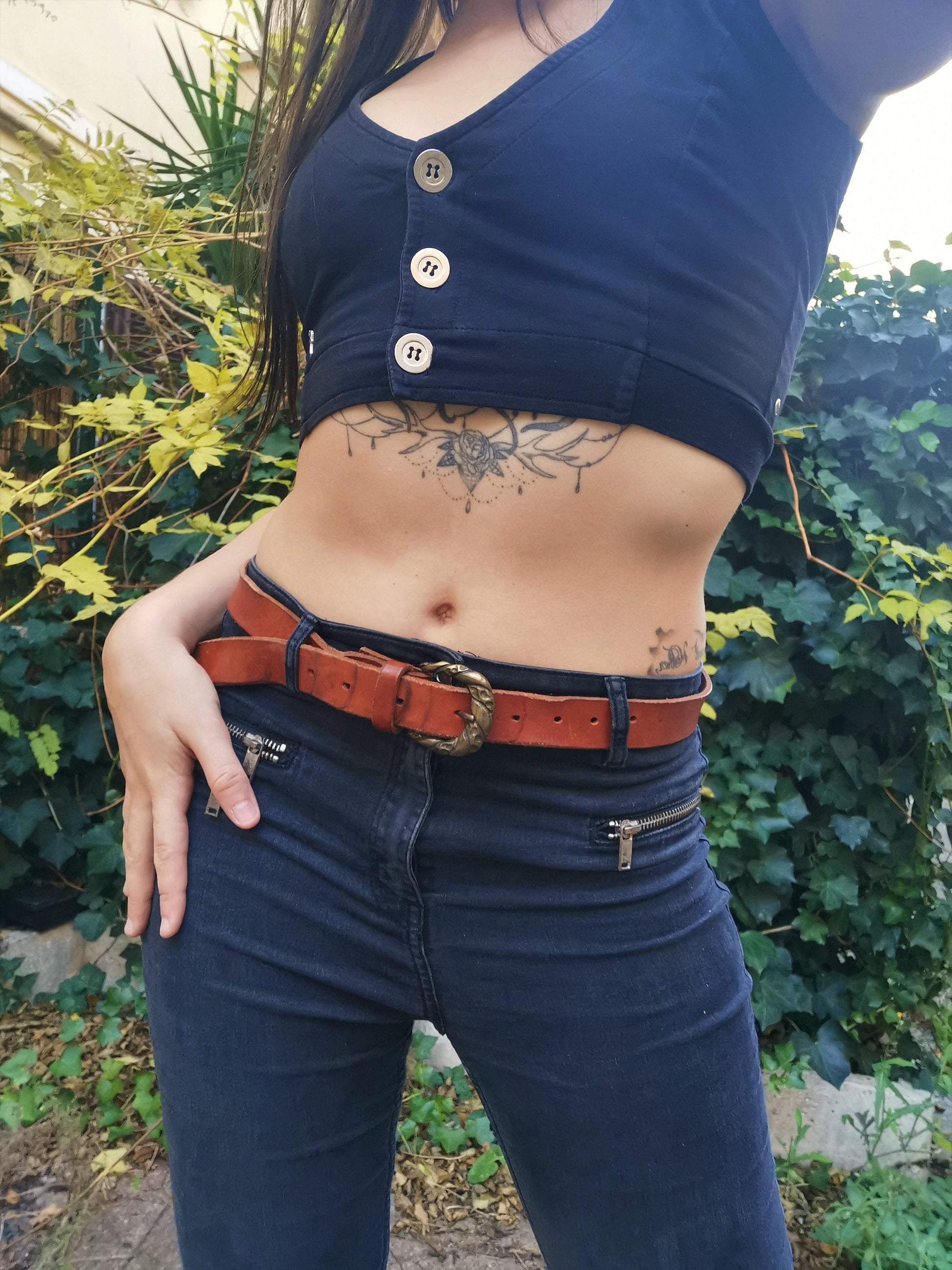 a unisex & custom Handmade Italian leather belt crafted from premium vegetable-tanned leather, customizable in style, color, and buckle choice.
