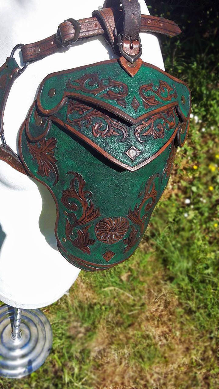 These customizable leather green and brown spaulders are perfect for LARP, cosplay, and fantasy role-playing. With a flexible, layered design and detailed engravings, they add authenticity to any warrior’s costume.