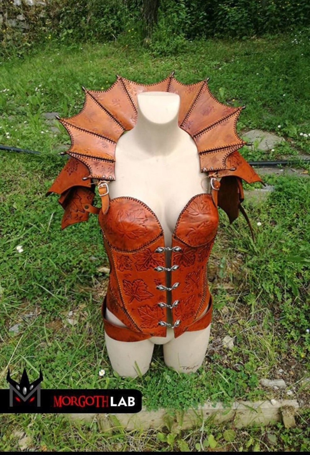 LARP elf leather armor – handcrafted and available in custom colors, engravings and sizes