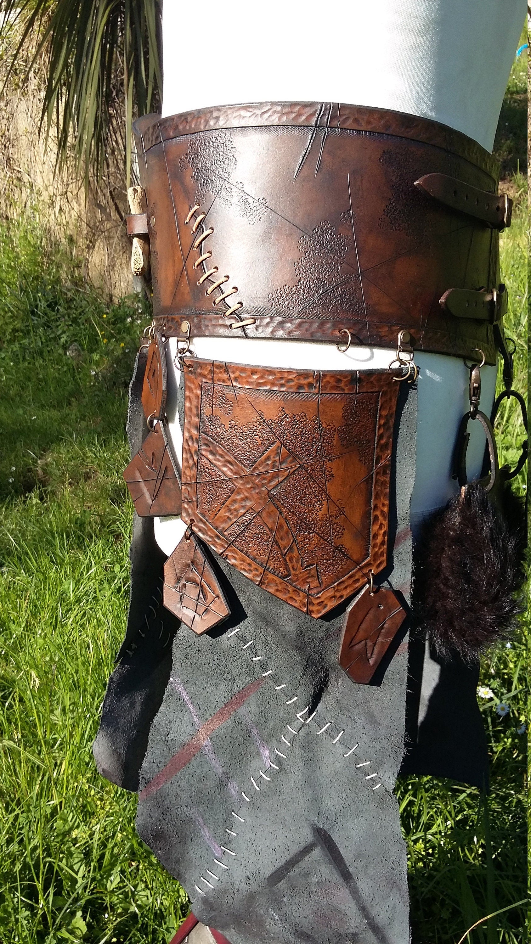 Full leather barbarian armor with rune engraving, sheath, and handbag, ideal for LARP, cosplay, and medieval fantasy events. Totally handcrafted