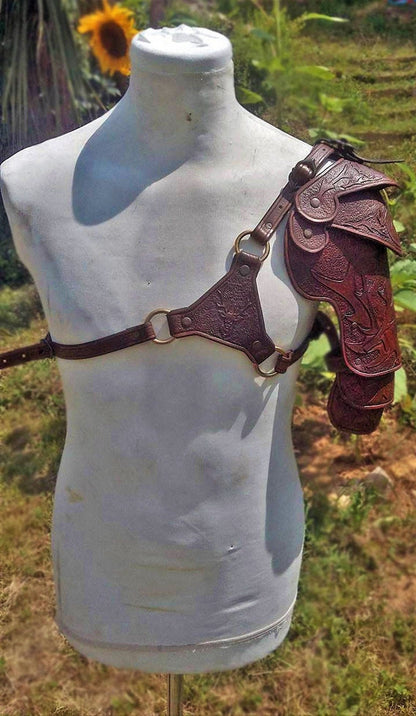 A light brown leather spaulder with hand-engraved deer, perfect for explorers and medieval adventurers. Made with care and precision for LARP and theatrical use.