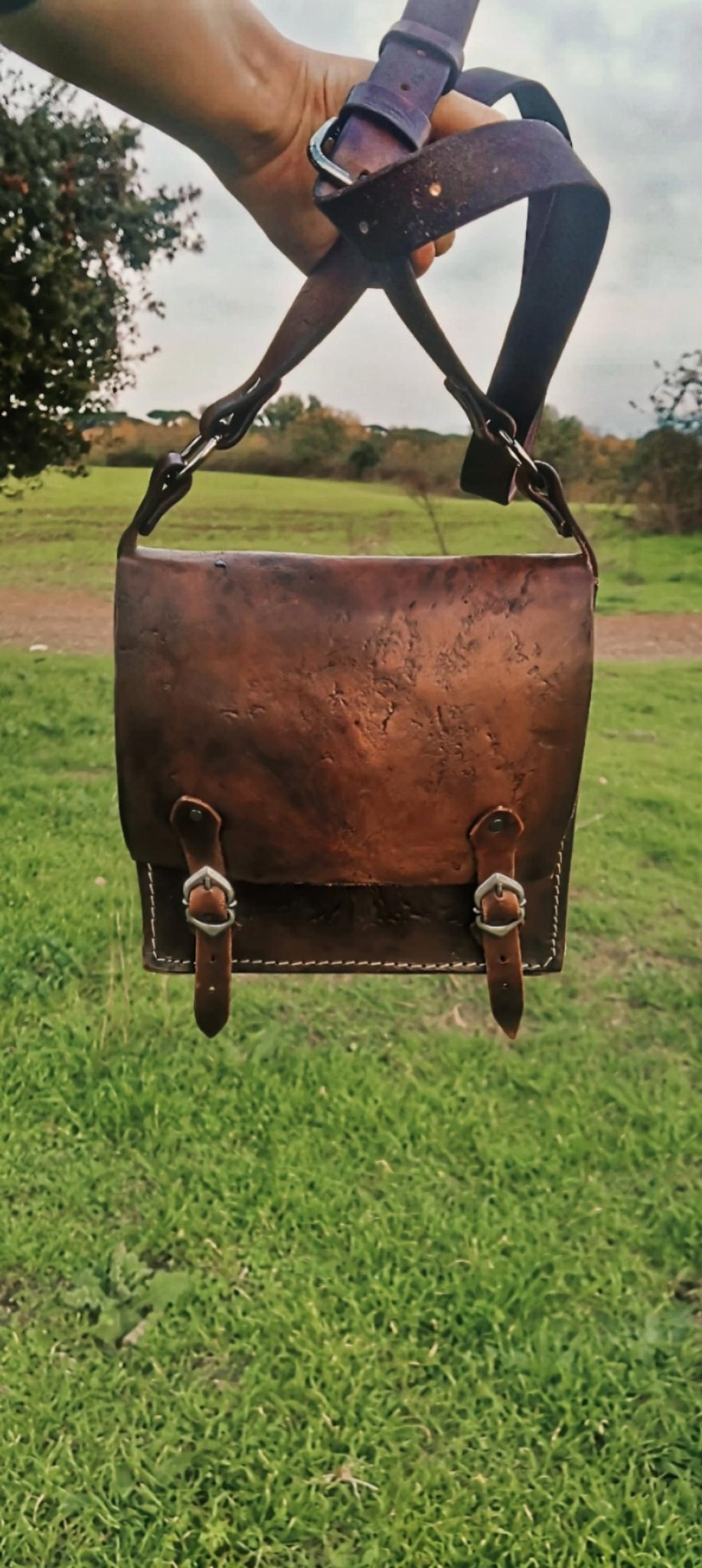 High-quality leather shoulder bag with medieval fantasy aesthetics, perfect for LARP, cosplay, and daily wear, handcrafted from vegetable-tanned leather.