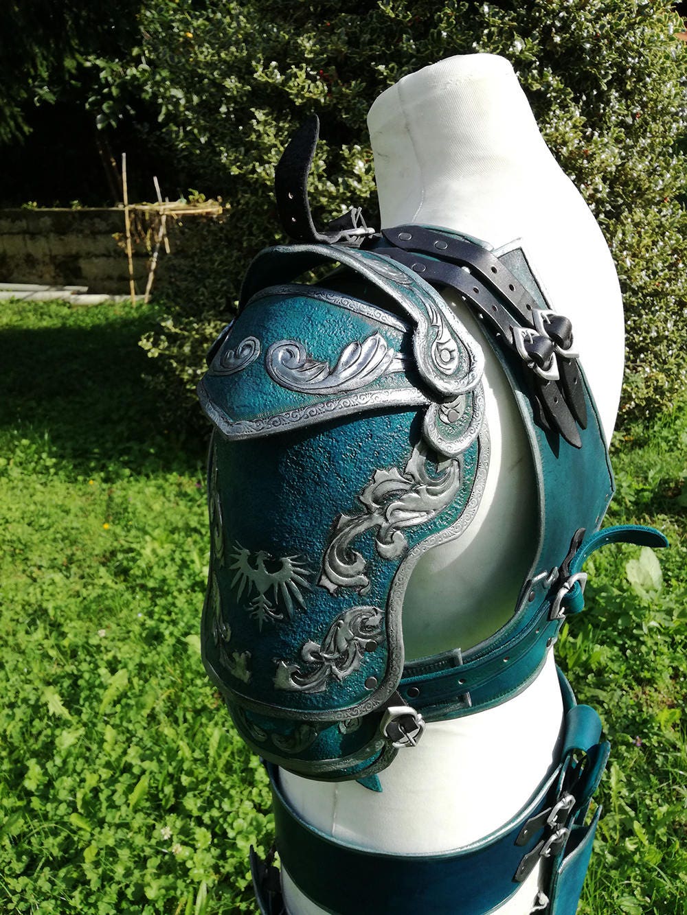 A single-shoulder leather spaulder with an adjustable strap system, crafted for medieval, fantasy, and LARP costumes. Featuring five overlapping plates and an engraved bandolier, this piece ensures comfort, mobility, and an authentic warrior look.