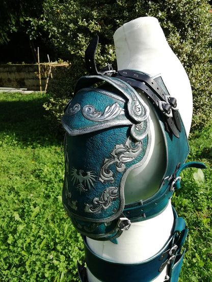 A single-shoulder leather spaulder with an adjustable strap system, crafted for medieval, fantasy, and LARP costumes. Featuring five overlapping plates and an engraved bandolier, this piece ensures comfort, mobility, and an authentic warrior look.