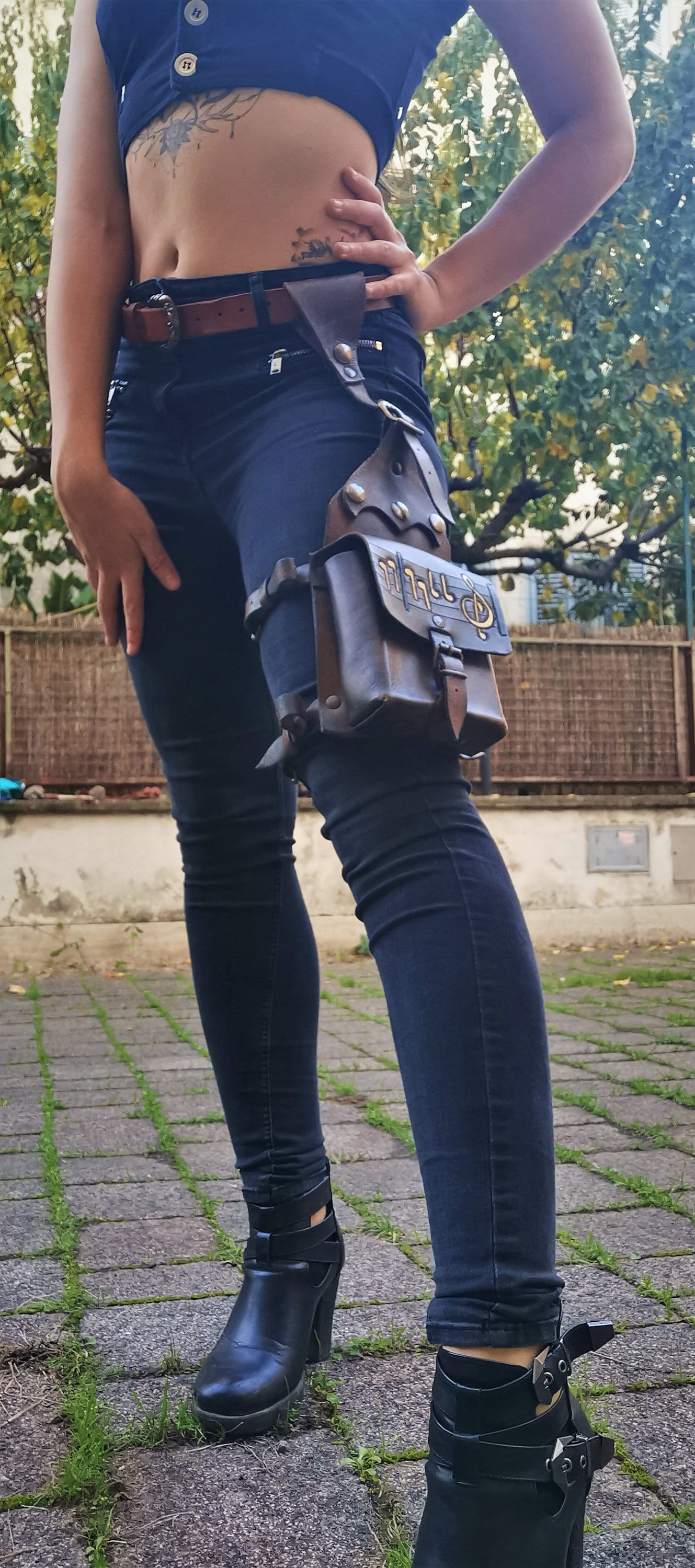  Personalized leather thigh bag with custom engraving options, perfect for cosplay, LARP, and tactical wear.
