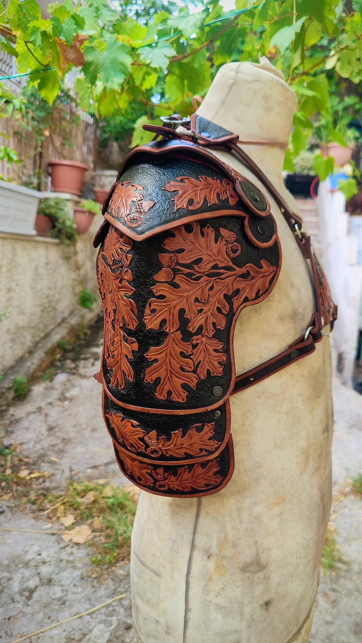 Engraved Leather Single Spauder - Green / Brown Custom One Shoulder Armor