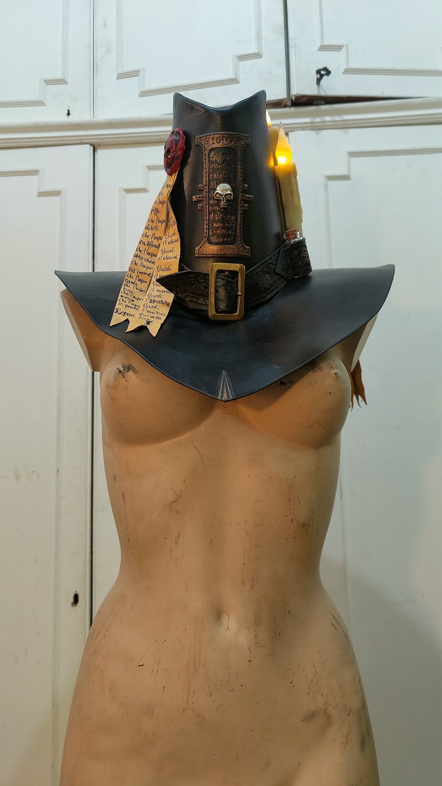 Fantasy LARP Witch Hunter Hat in vegetable-tanned leather, engraved and decorated by hand