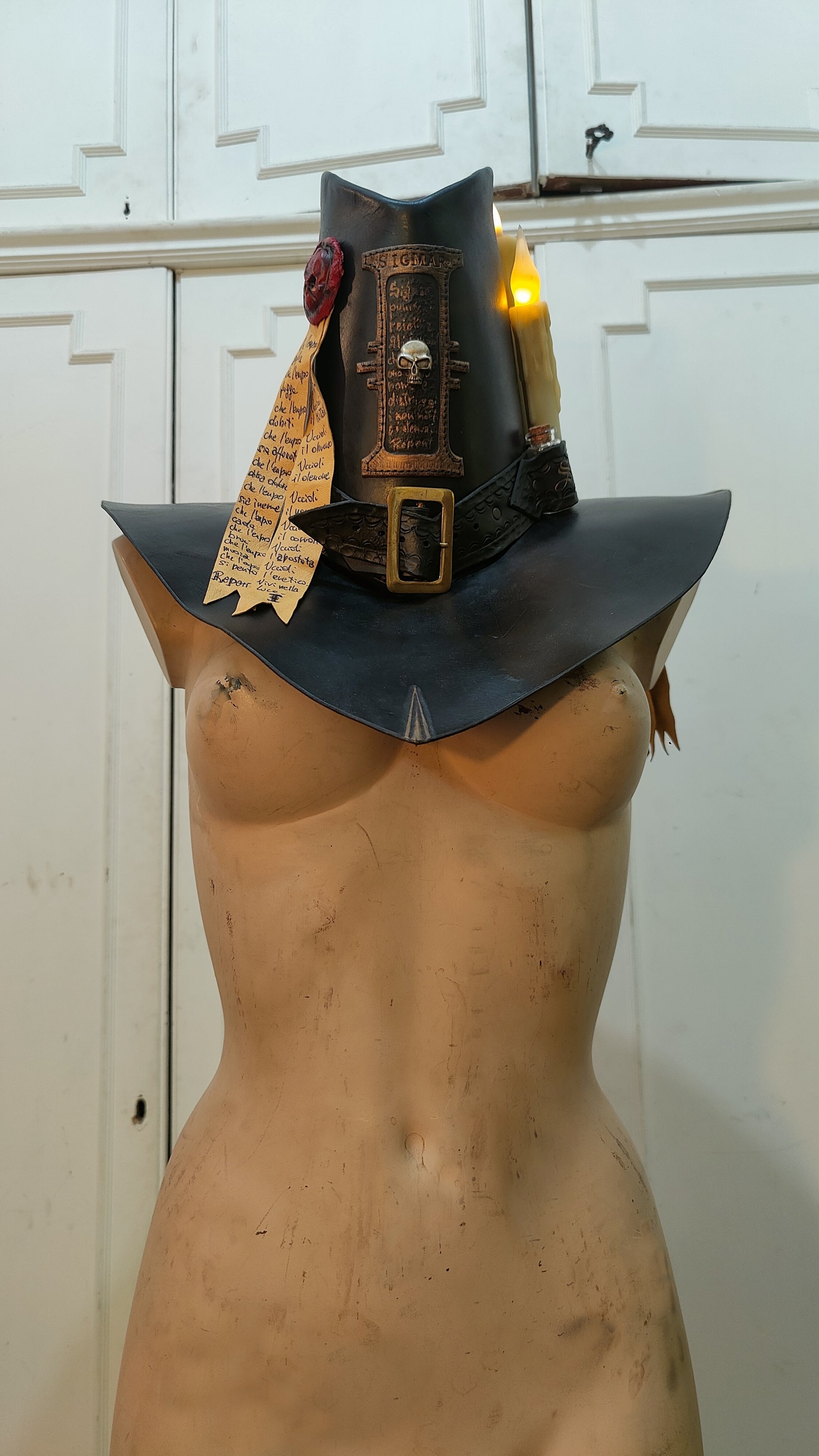 Fantasy LARP Witch Hunter Hat in vegetable-tanned leather, engraved and decorated by hand
