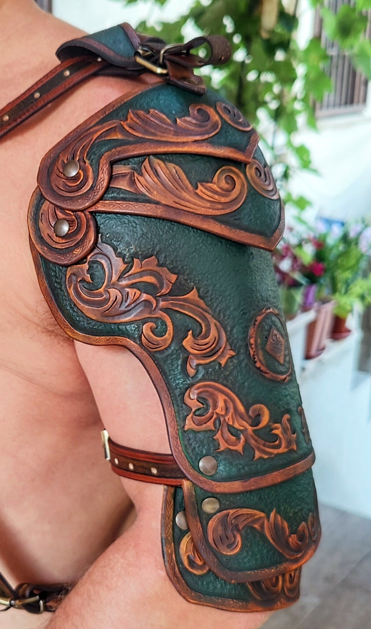 Engraved Leather Single Spauder - Green / Brown Custom One Shoulder Armor