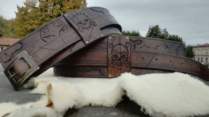 Rugged handmade leather pirate belt – perfect for rogue pirates and rebellious adventurers in LARP and Renaissance fairs