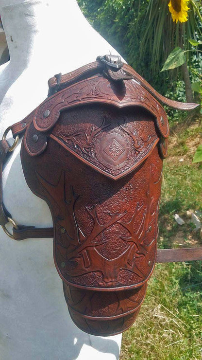 A single leather spaulder with adjustable chest straps for added stability. Designed for maximum mobility while providing an authentic medieval warrior appearanc