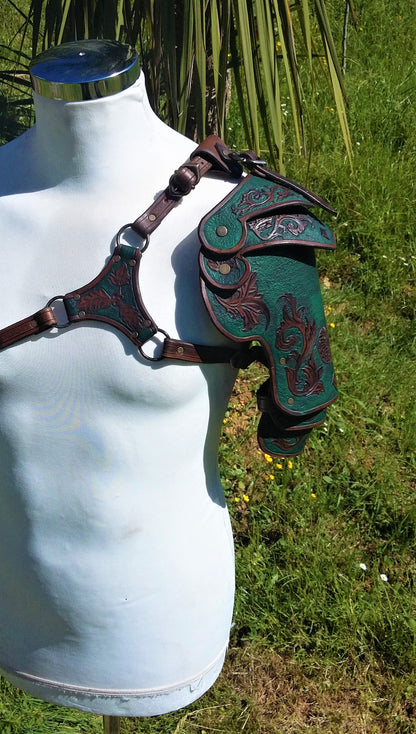 A one-shoulder leather pauldron crafted from sustainable Italian vegetable-tanned leather. Durable, flexible, and customizable, this piece is perfect for eco-conscious LARP players and fantasy enthusiasts