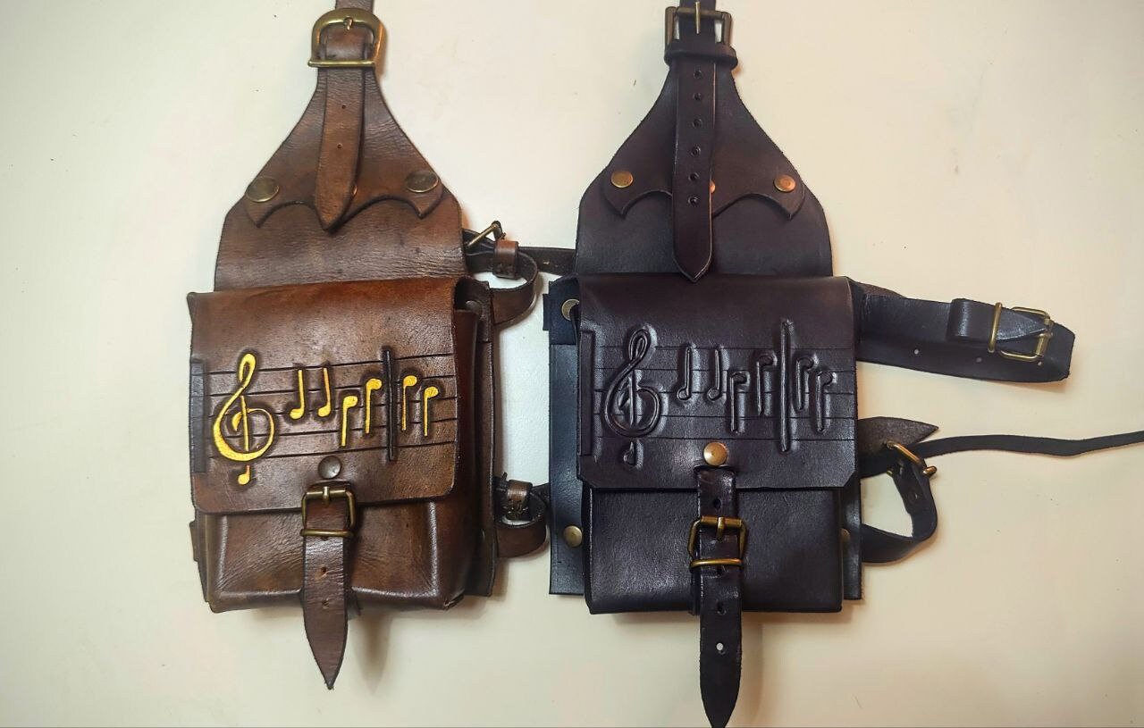 Unisex leather leg pouch with adjustable straps, perfect for tactical use or fashion