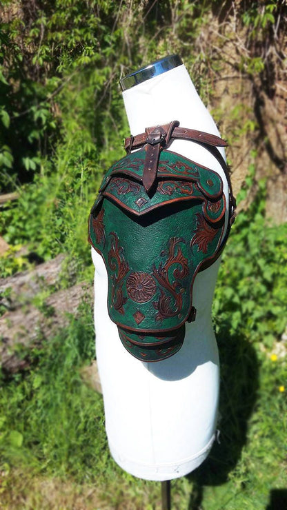 This handcrafted leather single spaulder is designed for warriors, offering a strong, martial look with custom engravings. Available in multiple colors and engraving styles, they are perfect for LARP and cosplay.